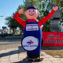 Надувная фигура машет рукой