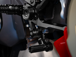 MUE2-D04-B GILLES ADJUSTABLE ALUMINIUM REARSETS (P V4 2025)