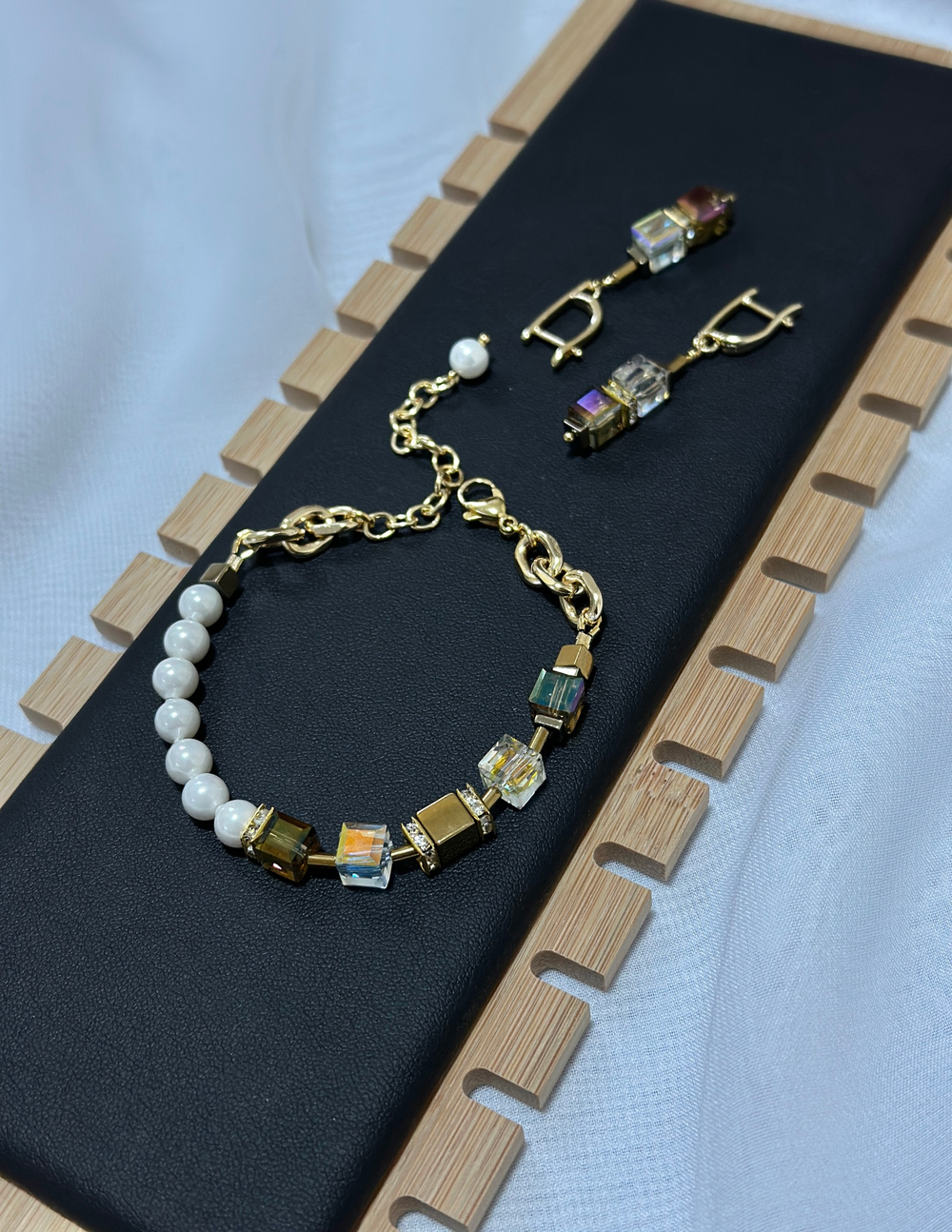 Браслет кубики из прозр.,телесн. и золот.кристал.Swarovski,гематита и жемчуга Майорки,оттенок золото