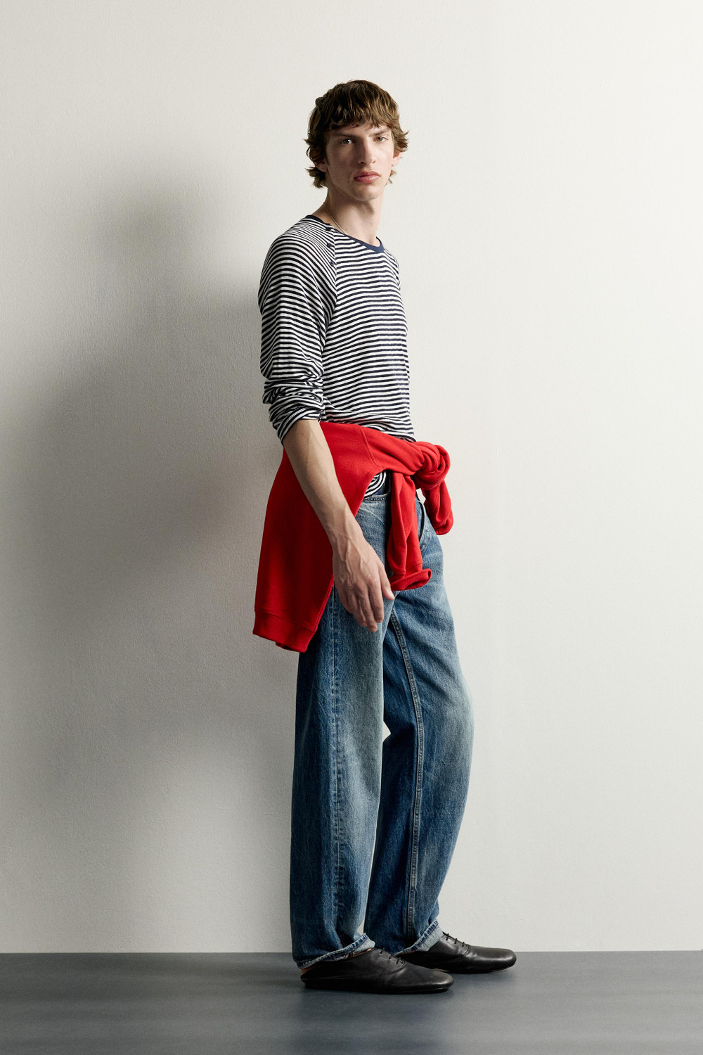ФУТБОЛКА В ПОЛОСКУ С ЗАСТЕЖКОЙ НА ГОРЛОВИНЕ — ZARA
