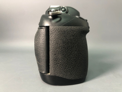 Nikon F100, сломан фиксатор задней крышки.