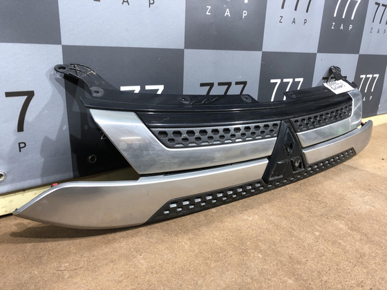 Решетка радиатора Mitsubishi Outlander 3 18-21 Б/У Оригинал 7450B298