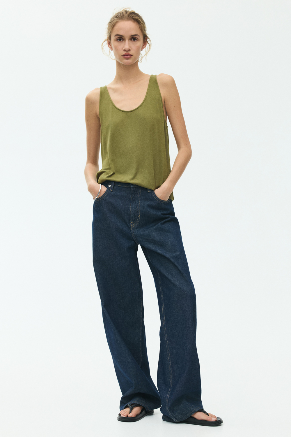 Топ без рукавов с глубоким круглым вырезом - H&M