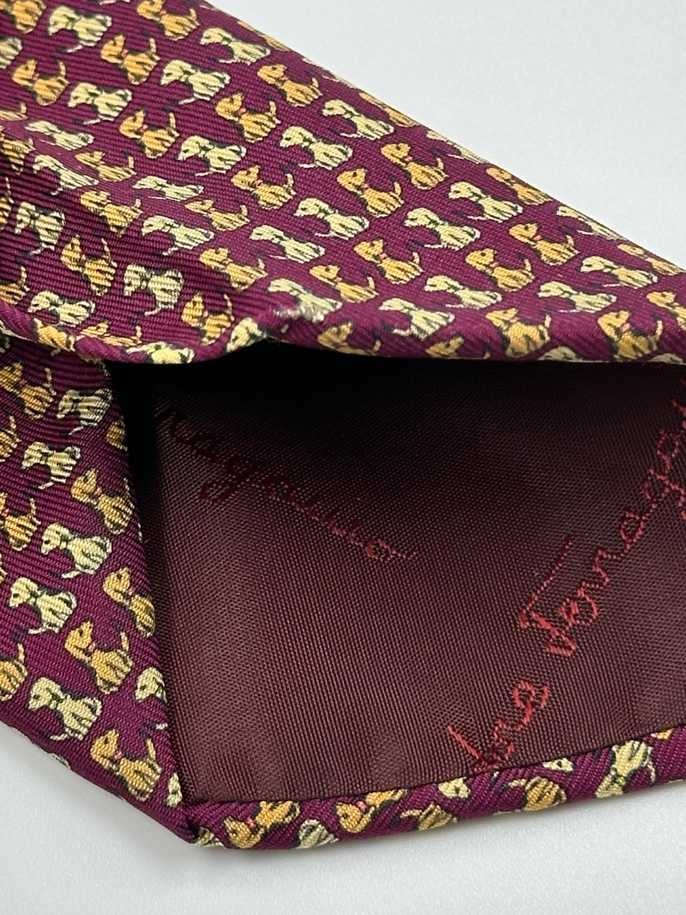 Галстук бордовый с собаками Salvatore Ferragamo