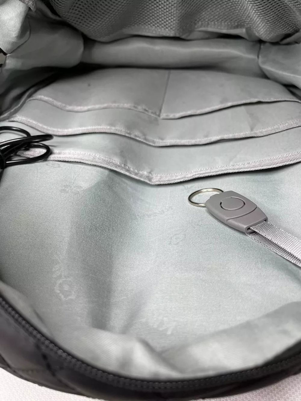 Рюкзак с отделением для ноутбука до 15,6" и USB-портом для зарядки (Стеганый черный)