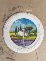 Картина в круглой рамке