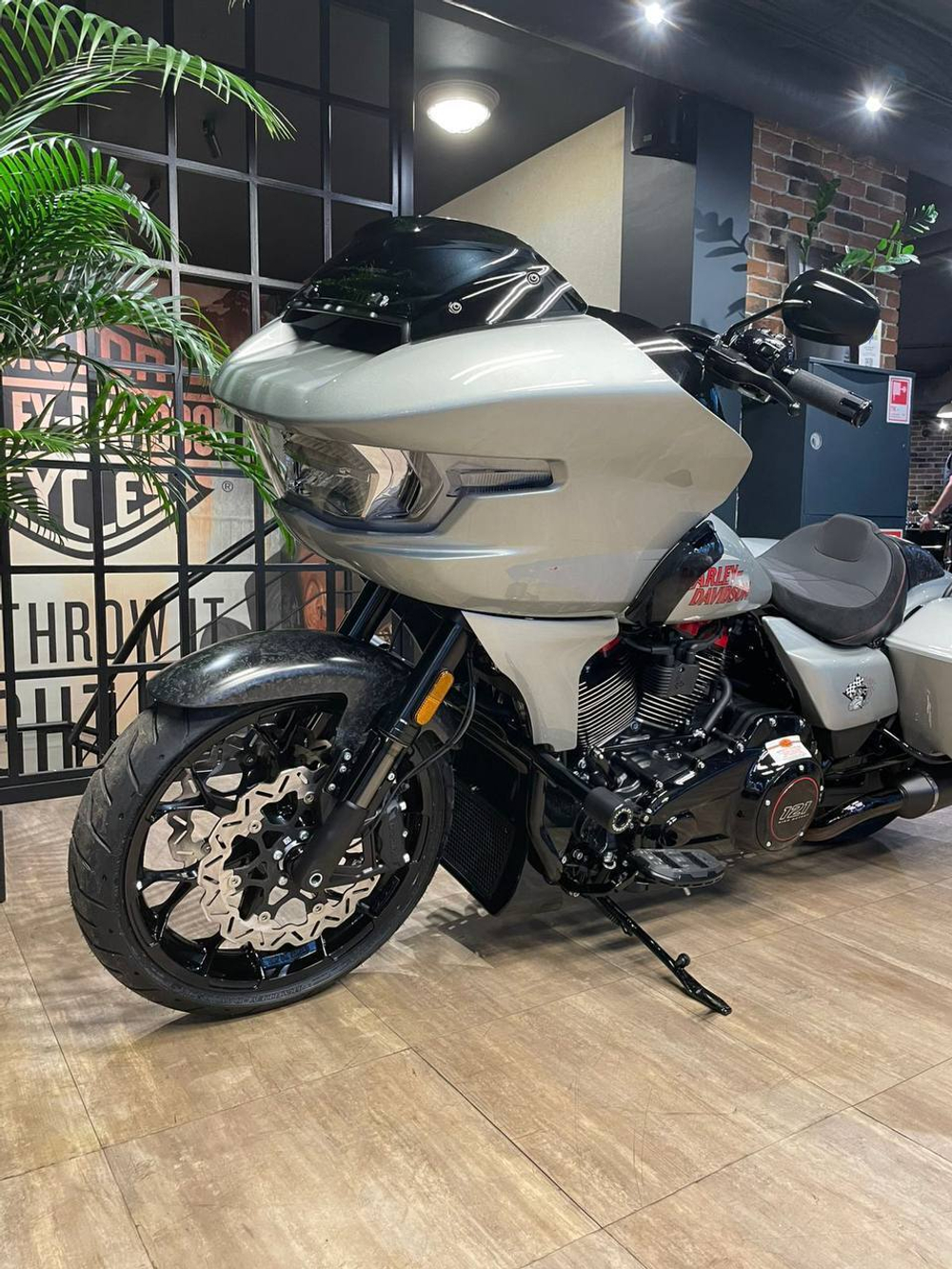 Harley-Davidson CVO Road Glide ST 121 (Mercury Silver) 2025 с НДС