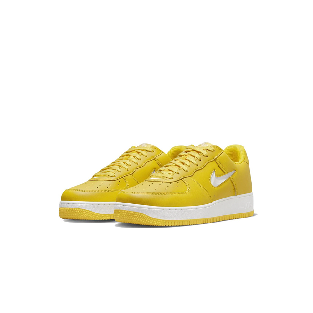 alt="Nike Air Force 1 Low Color of the Month Light Smoke светло-серые замшевые кроссовки вид сбоку"