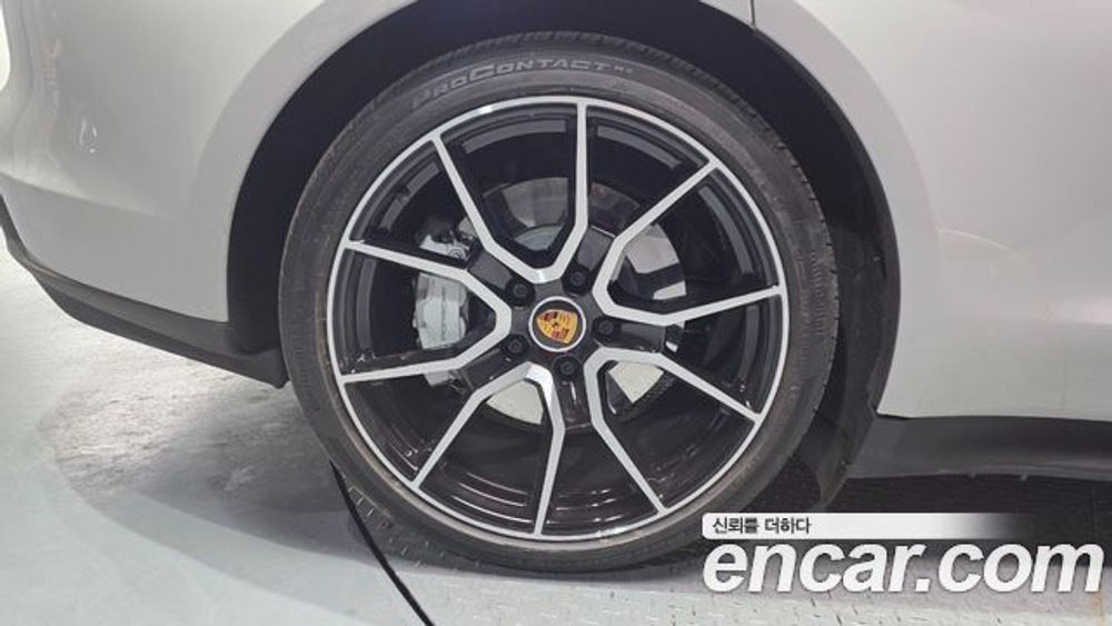 Porsche Taycan 4S — 2024