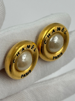 Клипсы с «жемчугом» Chanel