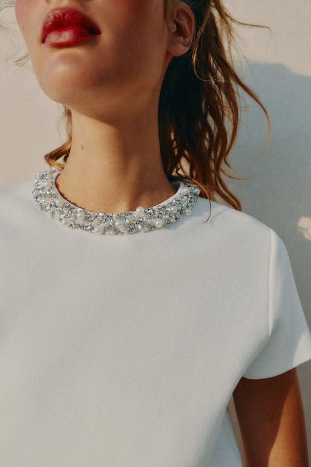 ZARA ТРИКОТАЖНЫЙ ТОП С БУСИНАМИ И СТРАЗАМИ, БЕЛЫЙ