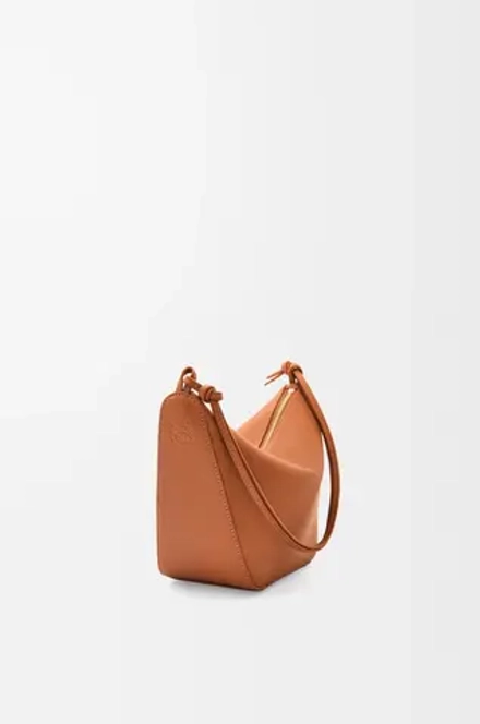 Loewe Мини сумка-хобо Hammock из классической телячьей кожи, желто-коричневый