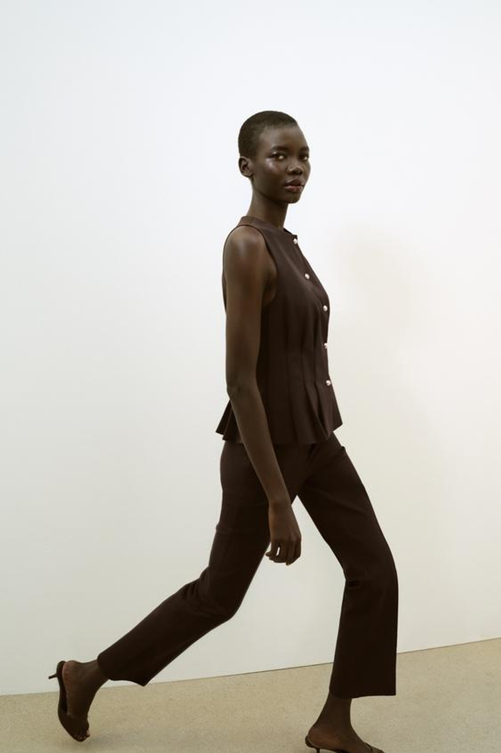 ZARA УКОРОЧЕННЫЕ БРЮКИ MINI FLARE, КОРИЧНЕВЫЙ