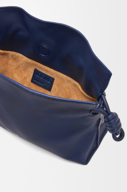 Loewe Мини-клатч Flamenco из телячьей кожи наппа, темно-синий