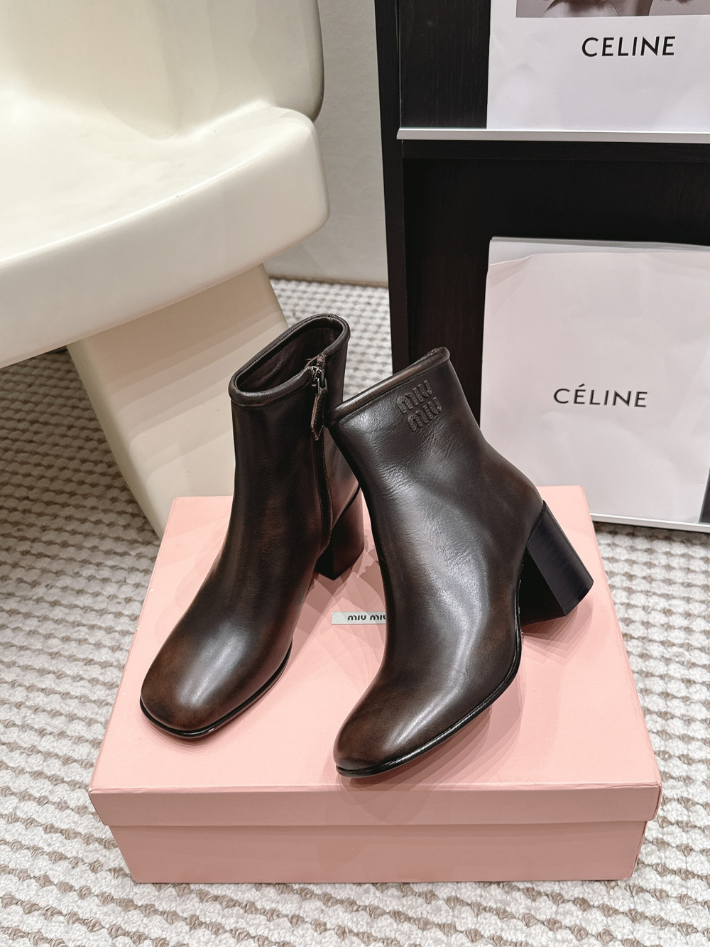 Женские кожаные ботильоны Miu Miu на каблуке 6 см — тёмно-коричневые — фото 4