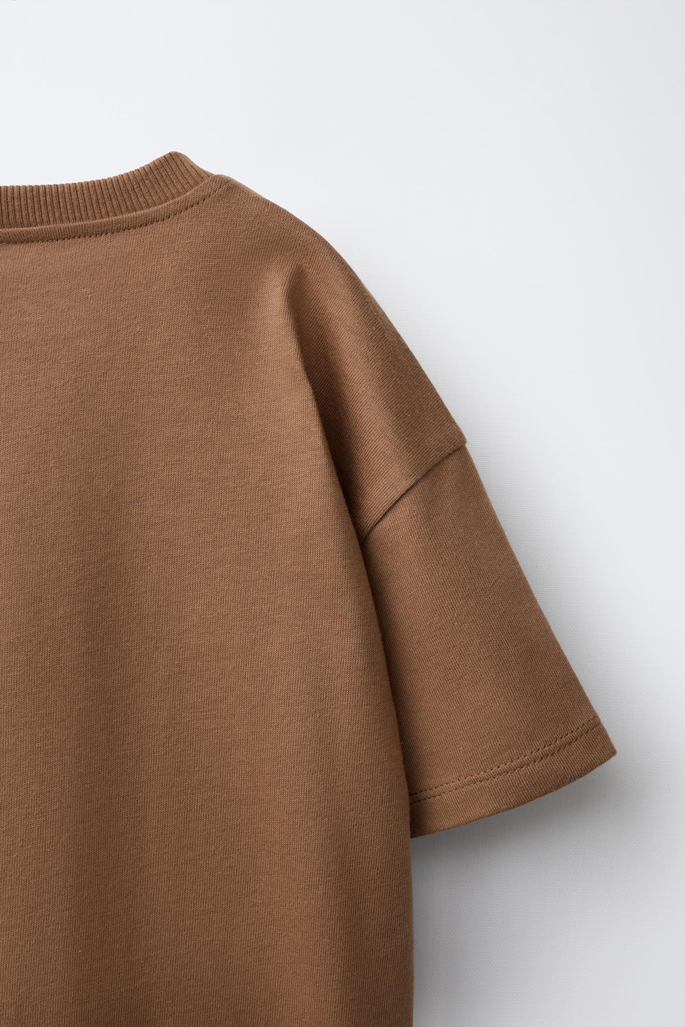 ZARA ФУТБОЛКА С НАШИВКАМИ, СВЕТЛО-КОРИЧНЕВЫЙ