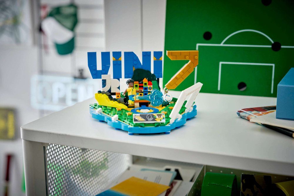 Конструктор LEGO Editions 43027 Vini Jr. – Soccer Highlights