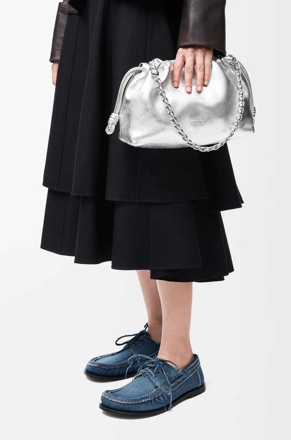 Loewe Средняя сумка-клатч Flamenco из ламинированной овечьей кожи, серебряный