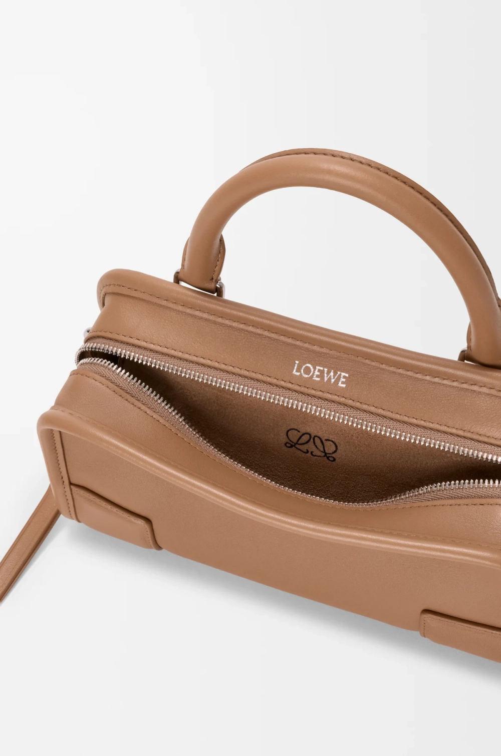 Loewe Мини-сумка Amazona 180 из мягкой телячьей кожи, мокко