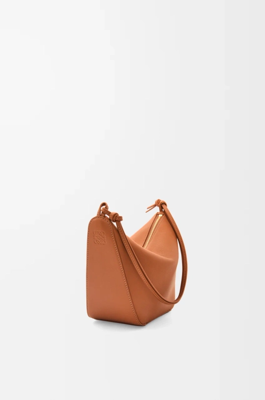 Loewe Мини сумка-хобо Hammock из классической телячьей кожи, желто-коричневый