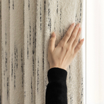 Шерстяная портьерная ткань «Ivory Pinstripe Bouclé» — плотное букле с вертикальной графитовой полосой для штор от пола до потолка