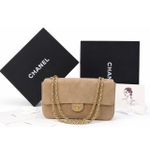 Бежевая замшевая сумка Chanel премиум класса на цепочке с золотистой фурнитурой — вид спереди