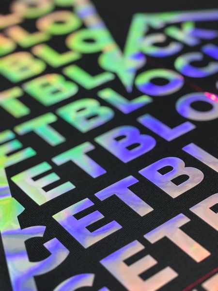 Флекс-печать с эффектом голограммы: сочетание технологии и выразительности
