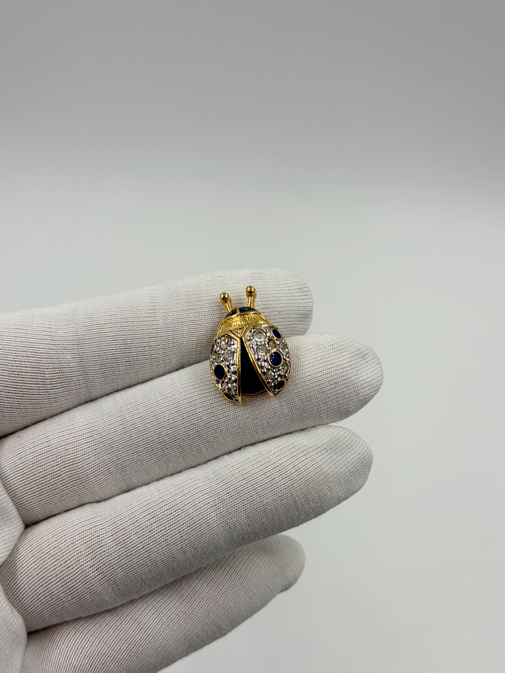 Брошь пин Божья коровка с кристаллами Cabouchon Jewelry (представлена онлайн)