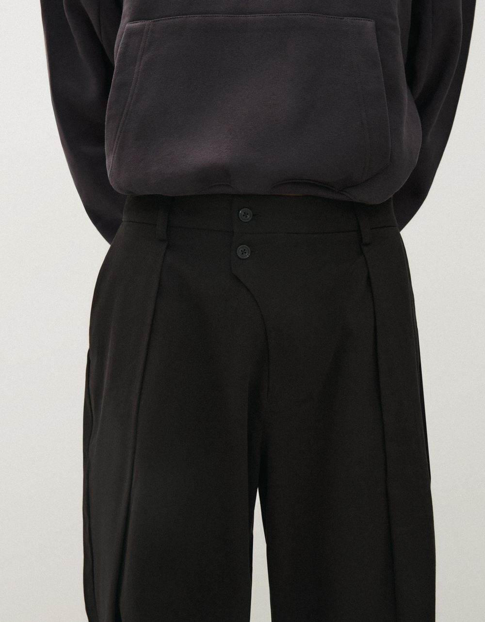 Мужские брюки baggy с перекрёстными складками - BERSHKA