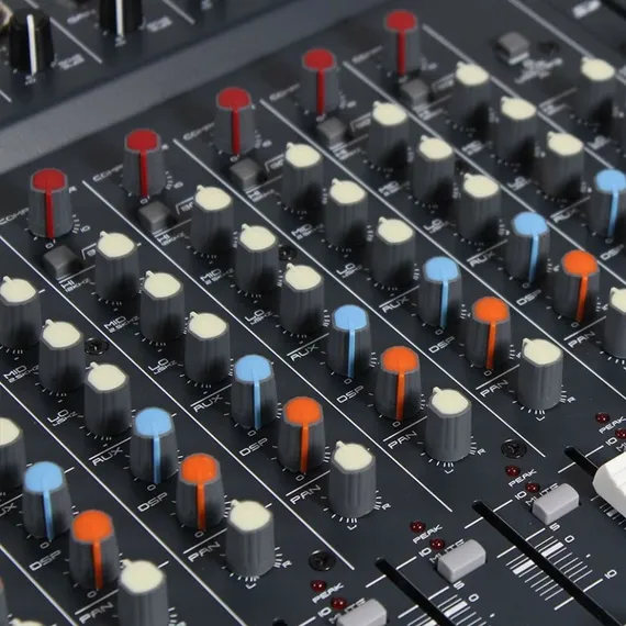Studiomaster CLUB XS12+ Микшерный пульт: 8 моно (XLR), 2 стерео (TRS), 3-х полосный эквалайзер