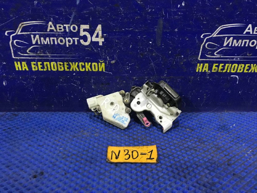 Замок двери задней правой NISSAN R’NESSA 1999