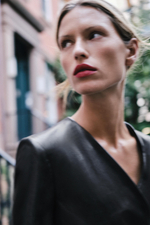 ПЛАТЬЕ ИЗ ИСКУССТВЕННОЙ КОЖИ С ЗОЛОТИСТОЙ ДЕТАЛЬЮ — ZARA