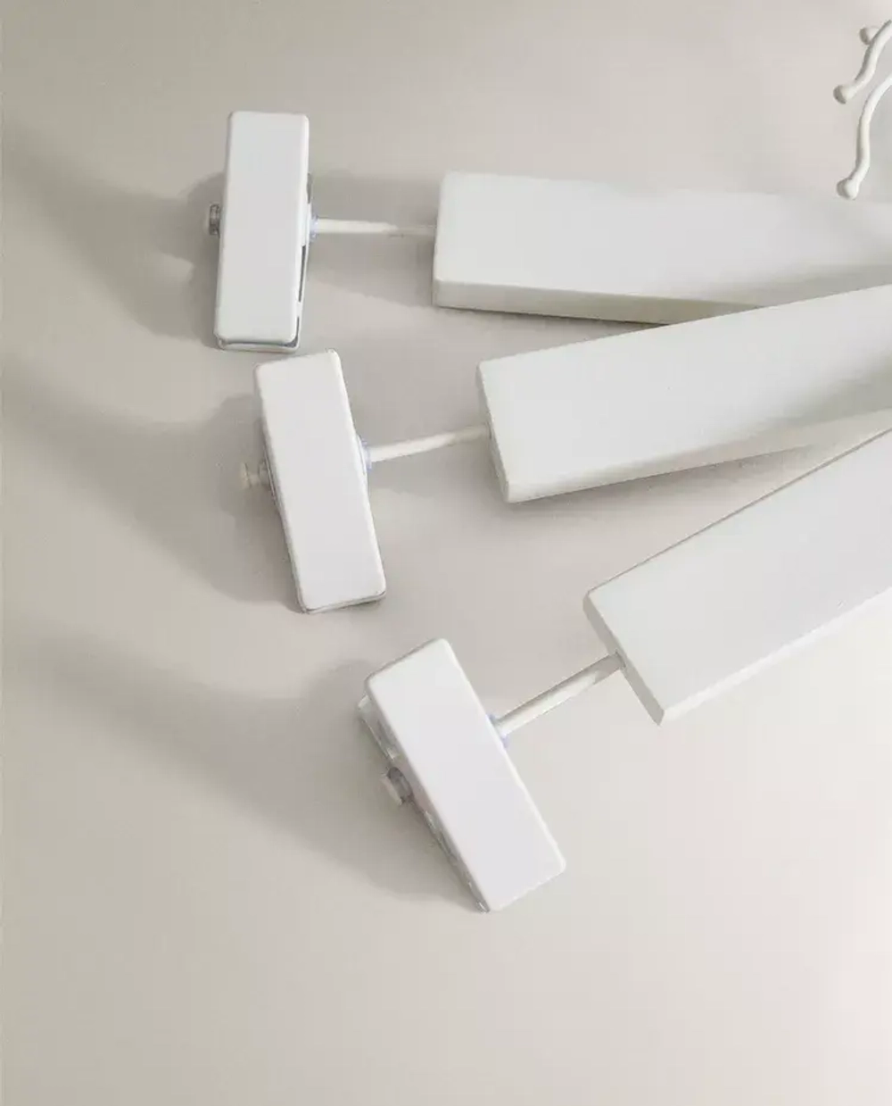 ZARA HOME ЛАКИРОВАННАЯ ДЕРЕВЯННАЯ ВЕШАЛКА С ЗАЖИМОМ (НАБОР ИЗ 3 ШТ.), БЕЛЫЙ