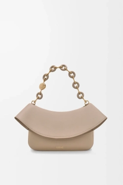 Loewe Средняя сумка Ola из гладкой телячьей кожи, песочный