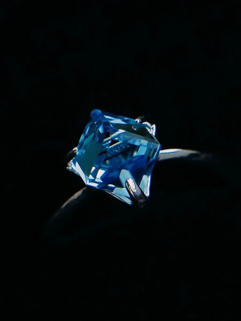Кольцо Миражи тонкое с голубым кристаллом Swarovski