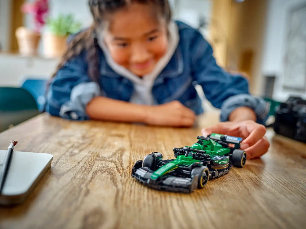Конструктор LEGO Speed Champions 77245 Гоночный автомобиль Aston Martin Aramco F1 AMR24