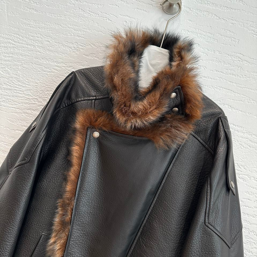Женская кожаная куртка-авиатор Saint Laurent с объёмным воротником — чёрная — фото 2