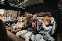 Автокресло 2/3 Britax Roemer KIDFIX PRO i-SIZE LUX Soft Taupe, 3,5 до 12 лет,15-36 кг (100-150 см), isofix, бежевый