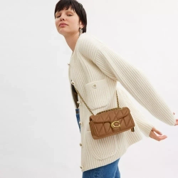 COACH СУМКА ЧЕРЕЗ ПЛЕЧО TABBY 20 С МЯГКОЙ ПОДКЛАДКОЙ, МЕДОВО-КОРИЧНЕВЫЙ