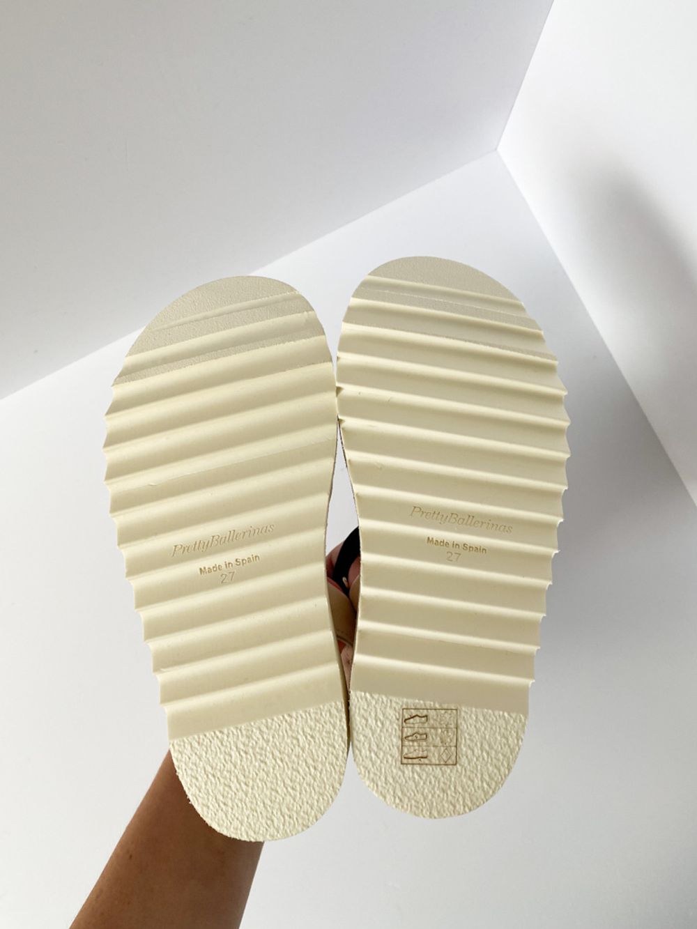 Новые кожаные сандалии Pretty Ballerinas,