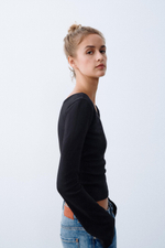 ФУТБОЛКА В РУБЧИК С V-ОБРАЗНЫМ ВЫРЕЗОМ — ZARA