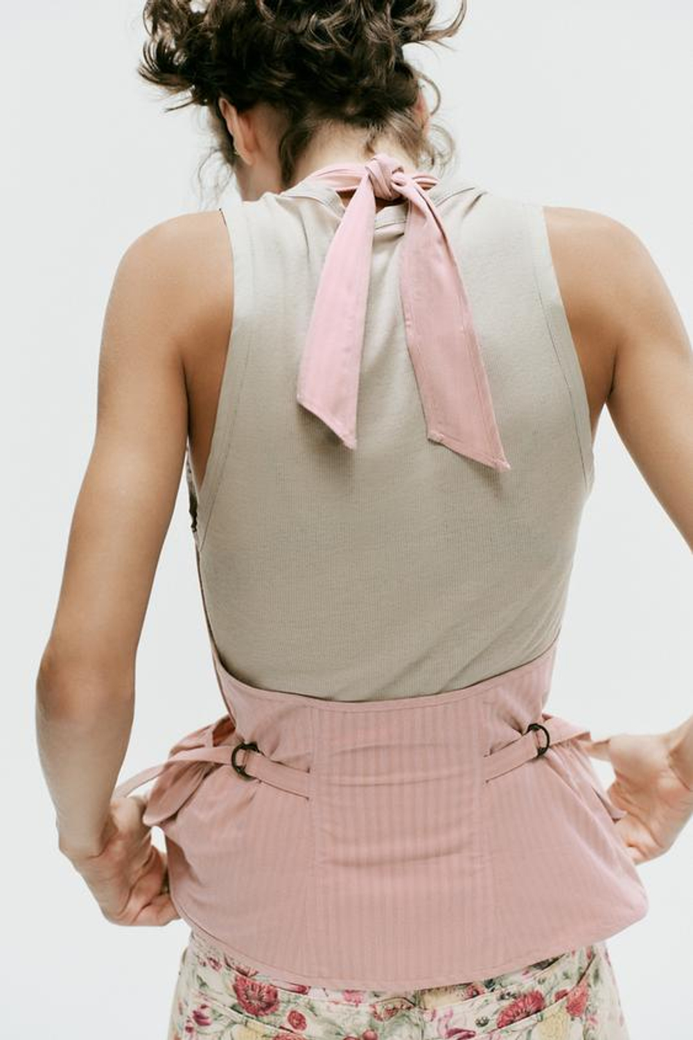 ZARA ТОП В ПОЛОСКУ С ГОРЛОВИНОЙ ХАЛТЕР И КАРМАНАМИ, БЛЕДНО-РОЗОВЫЙ