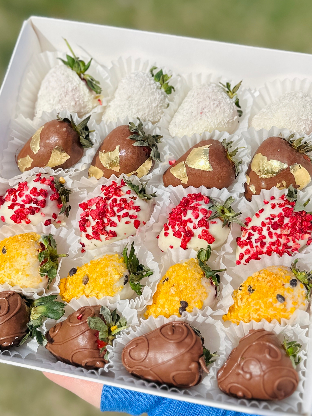 Клубника в бельгийском шоколаде Яркий микс , 20-25 шт