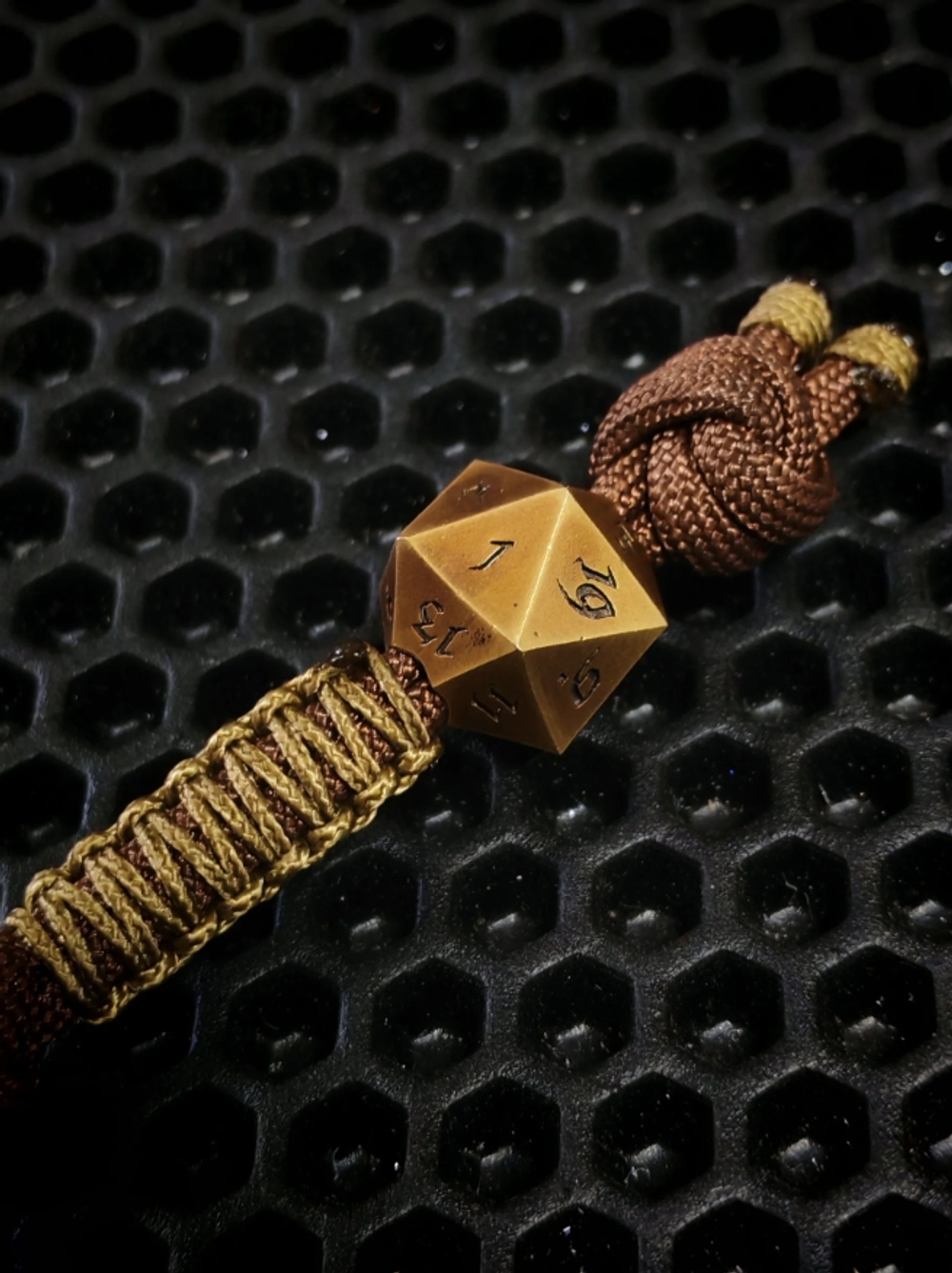 Брелок с латунной бусиной D20