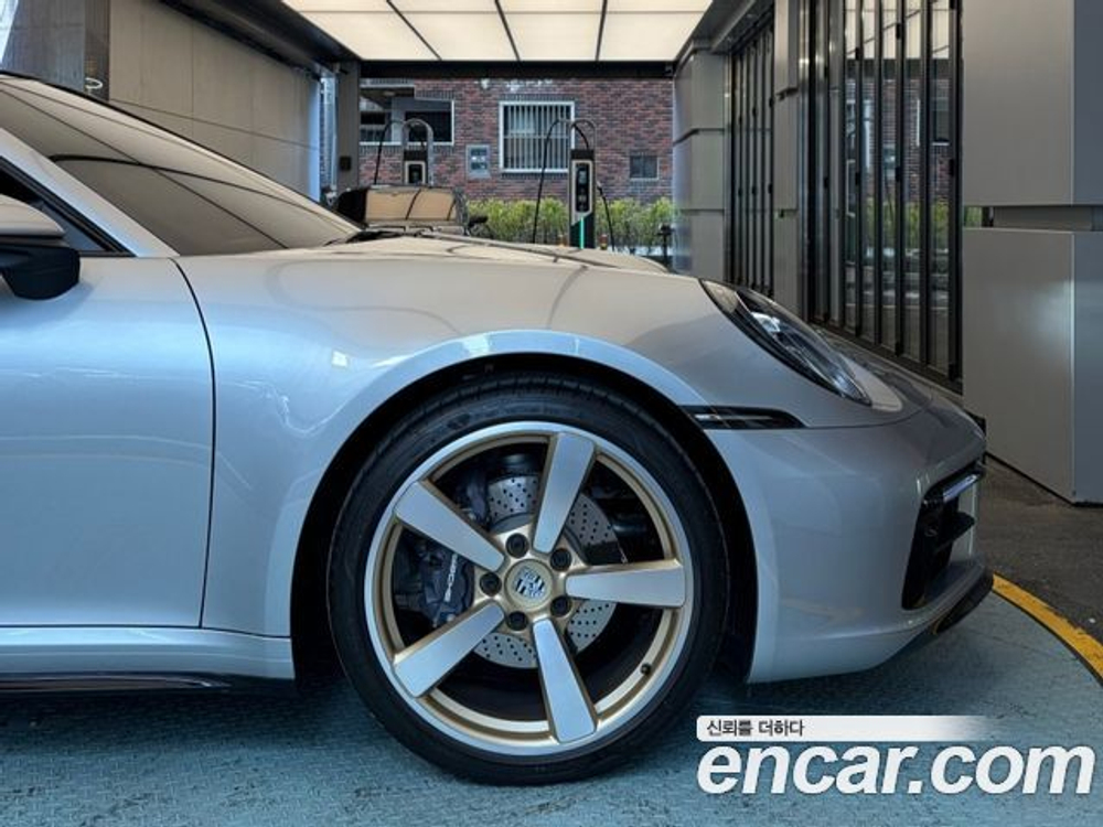 Porsche 911 Carrera — 2024