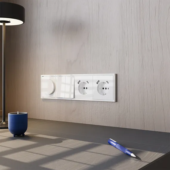 Накладка для розетки с заземлением и защитными шторками, с USB A+A Voltum S70 Белый глянцевый VLS000901