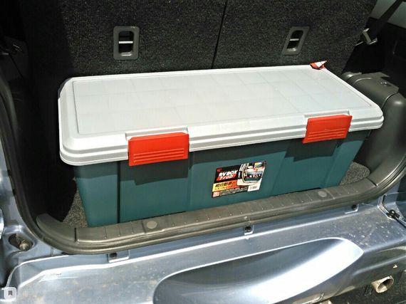 Экспедиционный ящик IRIS RV Box 770D, в багажнике автомобиля.
