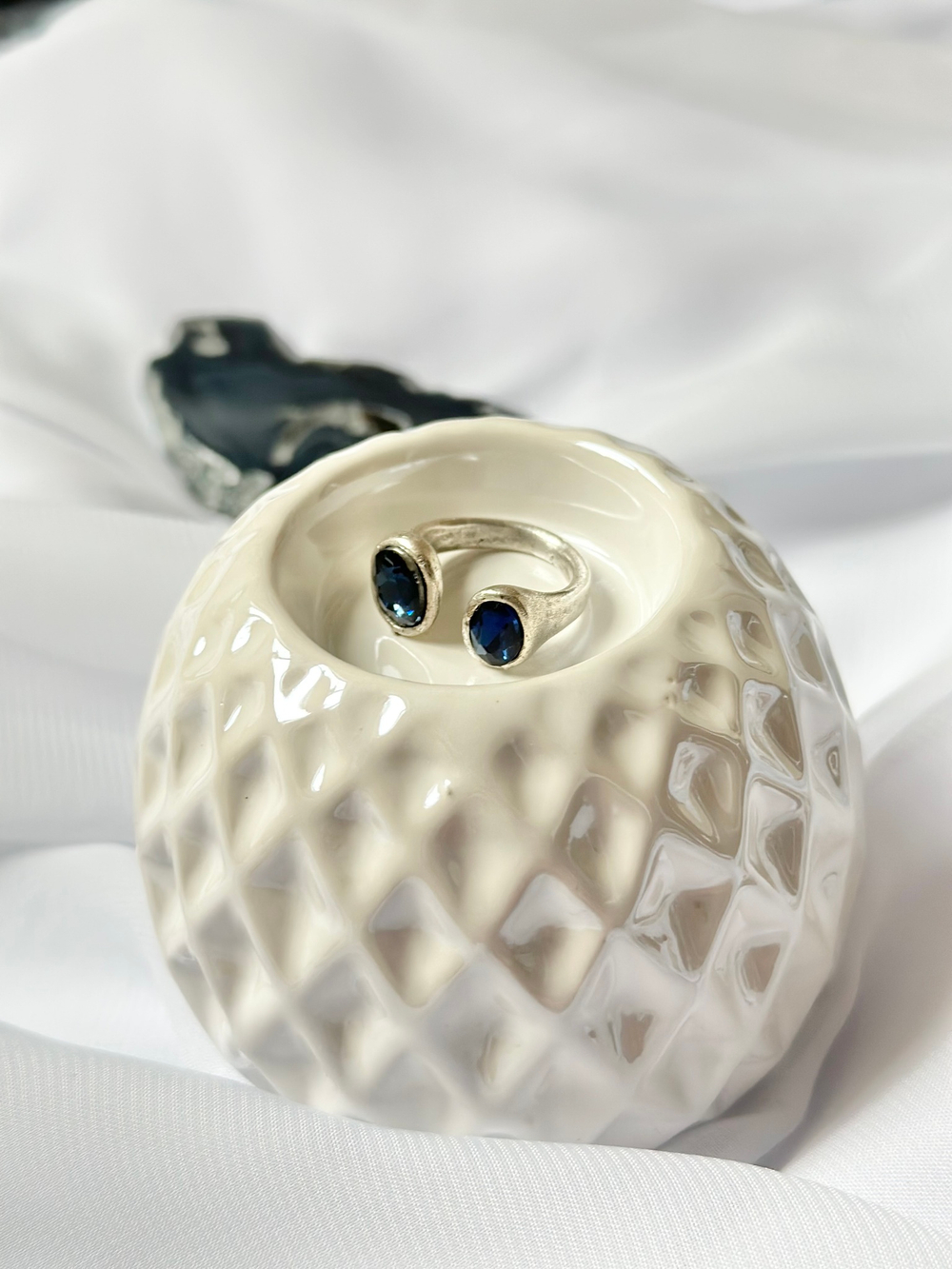 Кольцо несмыкаемое с двумя синими кристаллами Swarovski, матовое серебро