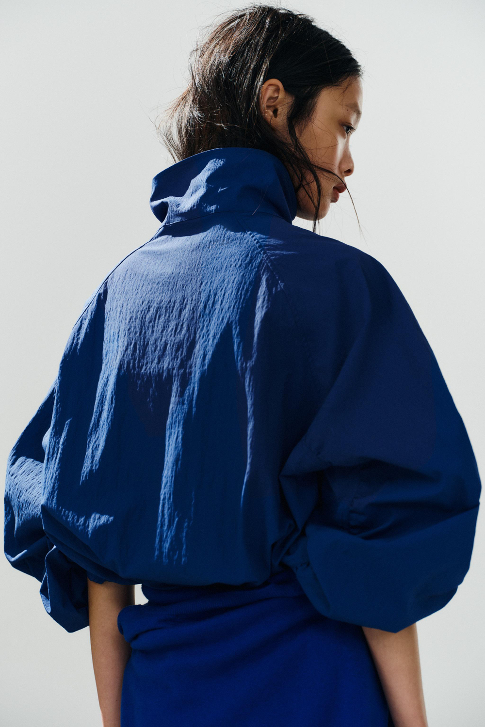 ZARA КУРТКА ИЗ ТЕХНИЧЕСКОЙ ТКАНИ НА ПУГОВИЦАХ, ЯРКО-СИНИЙ