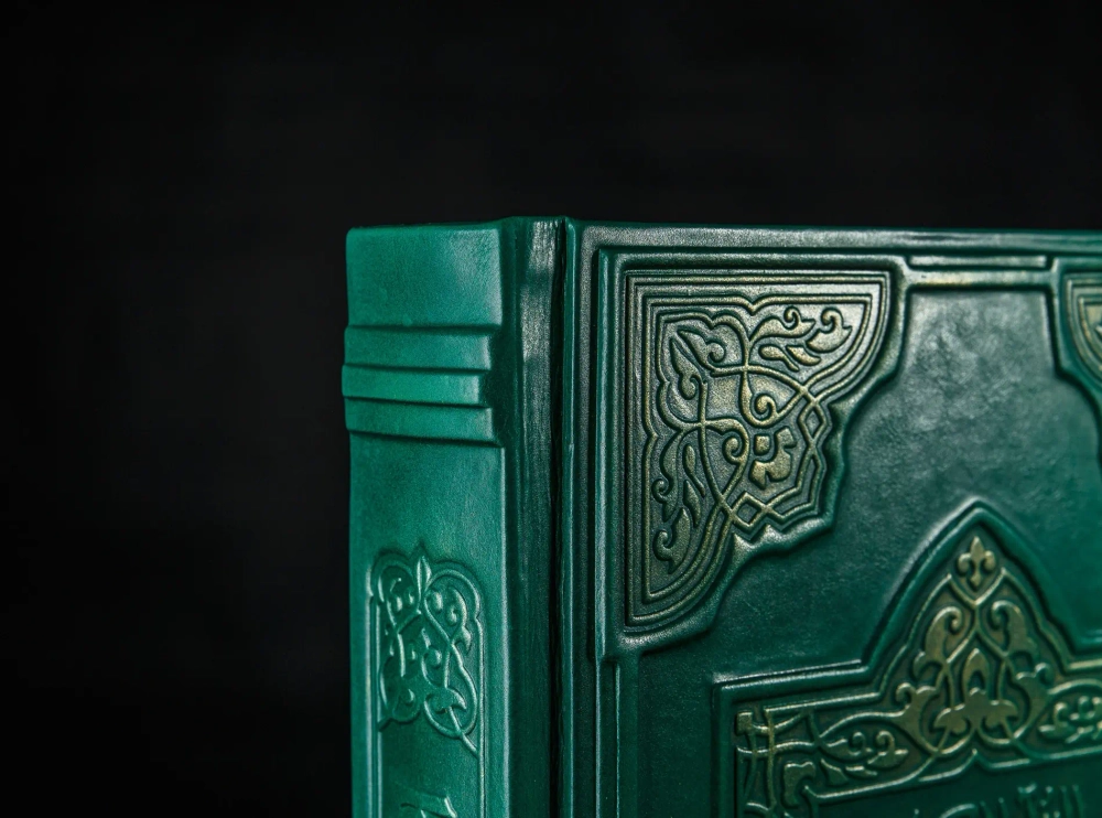 "Коран большой" Книга подарочная в кожаном переплете с замками